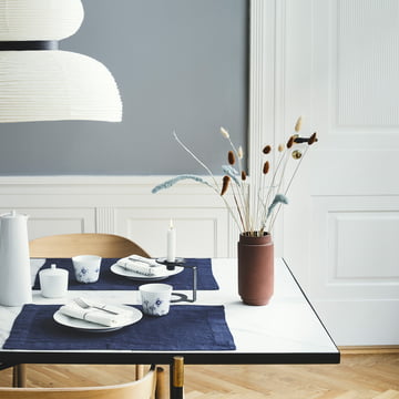 Set de table uni, bleu foncé de Georg Jensen Damask sur la table à manger