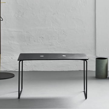 Banc petit modèle L 72 cm de LindDNA en acier noir / Noir taureau / laine anthracite / Aluminium brillant