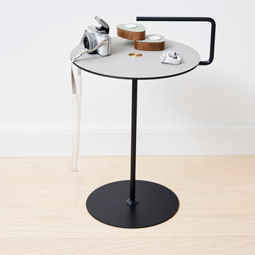 Table d'appoint Pick-Up M Ø 38 x H 50/62 cm de LindDNA en nupo anthracite / gris clair