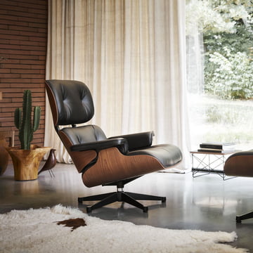 La Lounge Chair avec ottoman de Vitra allie élégance et confort d'assise