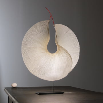 La lampe de table LED Yoruba Rose, blanche (UE) de Ingo Maurer donne une lumière apaisante