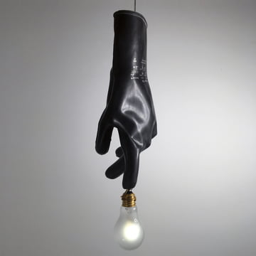 La lampe à suspension Black Luzy, black by Ingo Maurer , s'impose dans l'ambiance