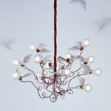 La lampe à suspension Birdie, de couleur rouge, Ingo Maurer représente une volée d'oiseaux lumineux