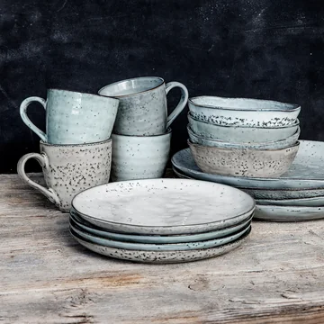 La tasse Rustic H 9 cm, gris-bleu de House Doctor en combinaison avec des assiettes et des bols