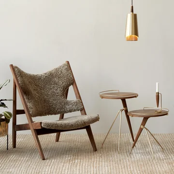 Fauteuil lounge avec peau de mouton et tables d'appoint en noyer