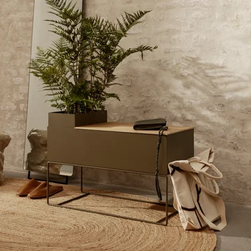 La grande Plant Box de Ferm Living avec un palmier d'intérieur et des objets du quotidien dans le couloir