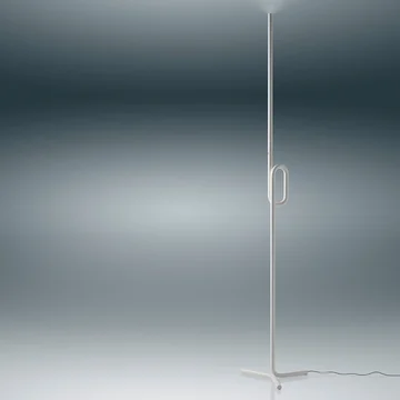 Le lampadaire Tobia LED de Foscarini en blanc a une forme expressive