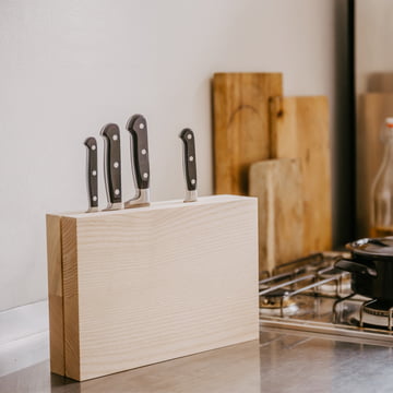 Le bloc de couteaux Timber Twin de side by side sur le comptoir de la cuisine