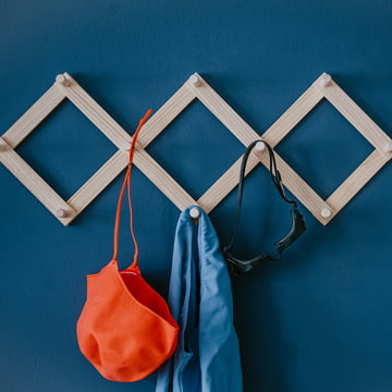 L'armoire murale de Lia de side by side sur un mur bleu avec du matériel de natation