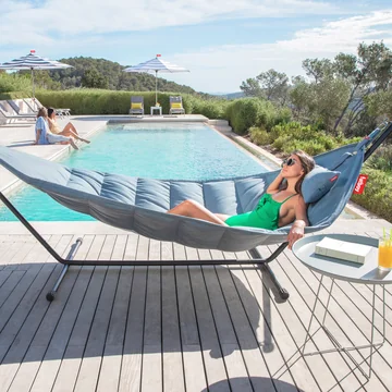 Le hamac Headdemock de Fatboy au bord de la piscine
