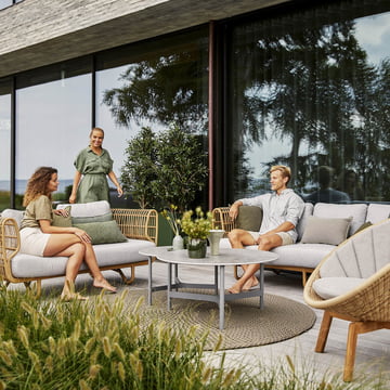 Le mobilier élégant et confortable Nest Outdoor de Cane-line sur la terrasse