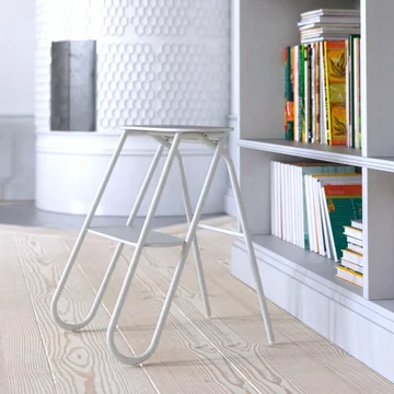 Le tabouret marcheur Bukto de Frost sur la bibliothèque
