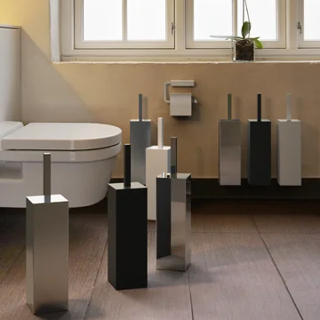 Quadra Le set de brosses WC et le porte-papier de Frost dans la salle de bain.
