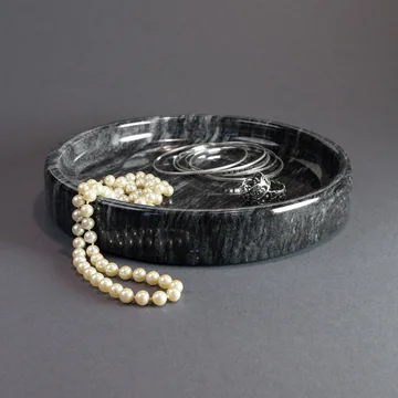 Le plateau en marbre comme rangement pour les bijoux