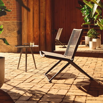 chaise de jardin Neo en version gris foncé et la table d'appoint Ella de Collection