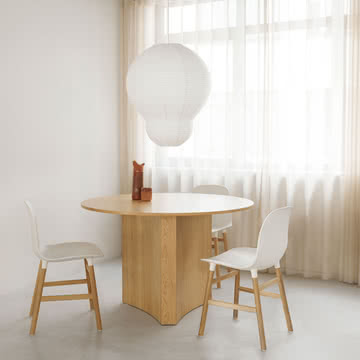 Form chaise, chêne / blanc de Normann Copenhagen
