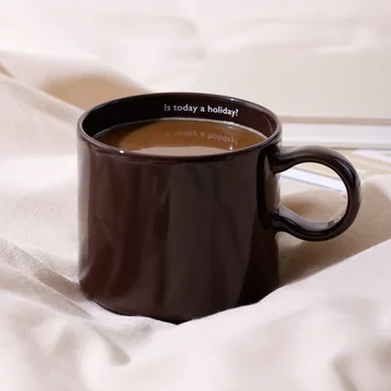 Design Letters - Nordic Jumbo Tasse en porcelaine, Is today a holiday / marron