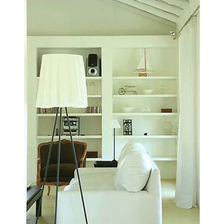 Lampadaire Rosy Angelis de Flos dans le salon blanc