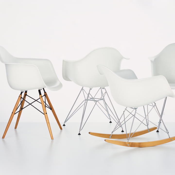 Eames Plastic Armchairs par Vitra en blanc