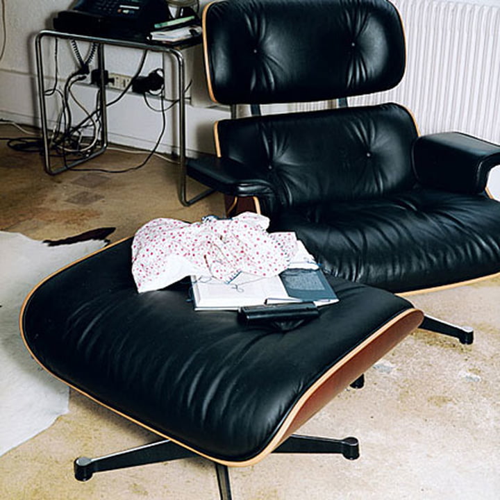 Vitra Lounge Chair avec Ottoman en merisier