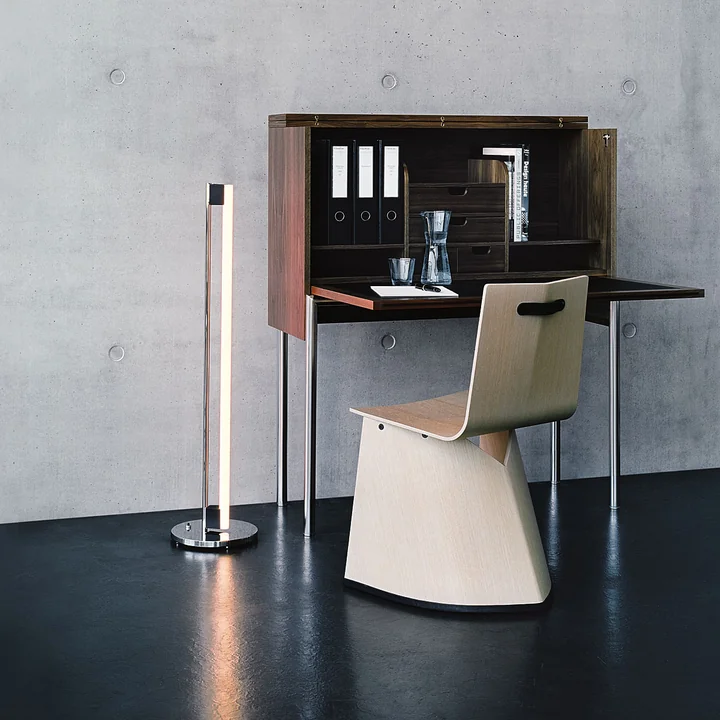 Une lampe-tige fine dans le bureau