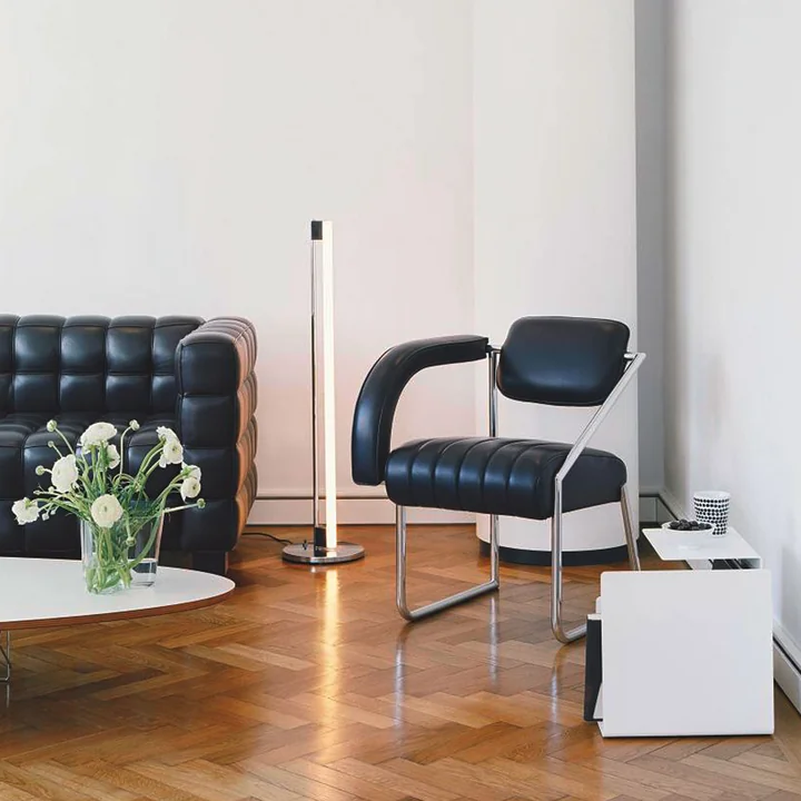 Une lampe torche élancée dans le salon