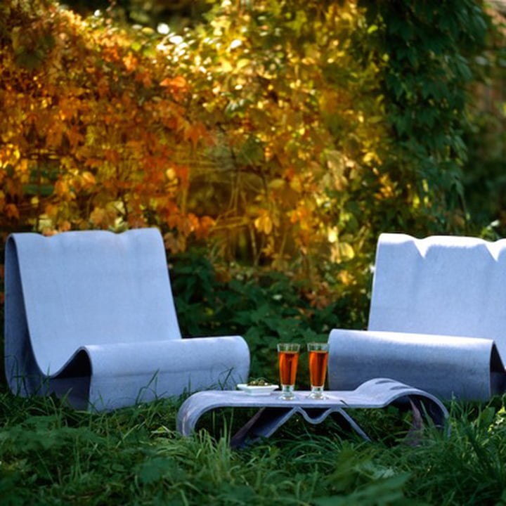 La chaise et la table d'extérieur Willy Guhl Loop de Eternit dans le jardin d'automne