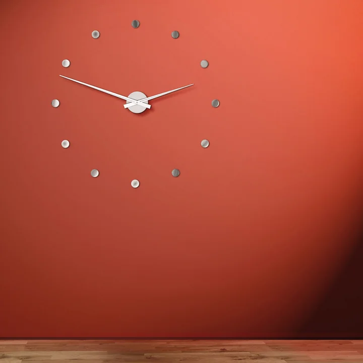 L'Horloge murale Flexible sur un fond rouge