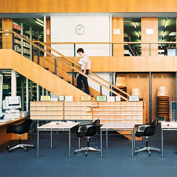 Eames Plastic Armchair PACC de Vitra