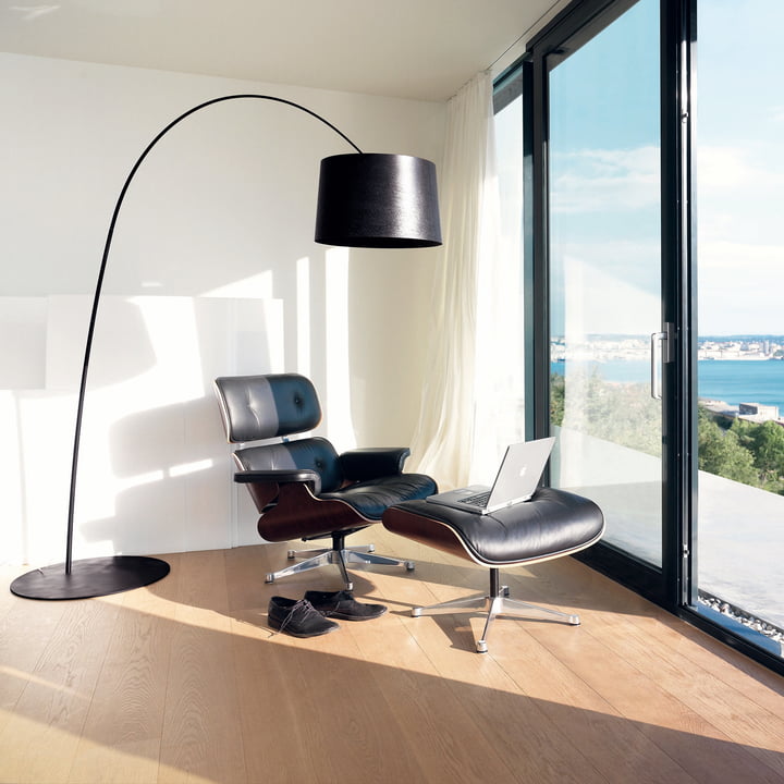 Lampe à arc Twiggy de Foscarini avec chaise longue & Ottoman de Vitra