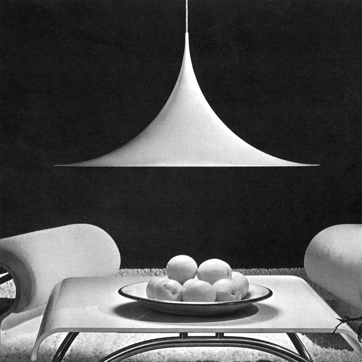 Semi Suspension de Gubi en blanc au-dessus de la table basse