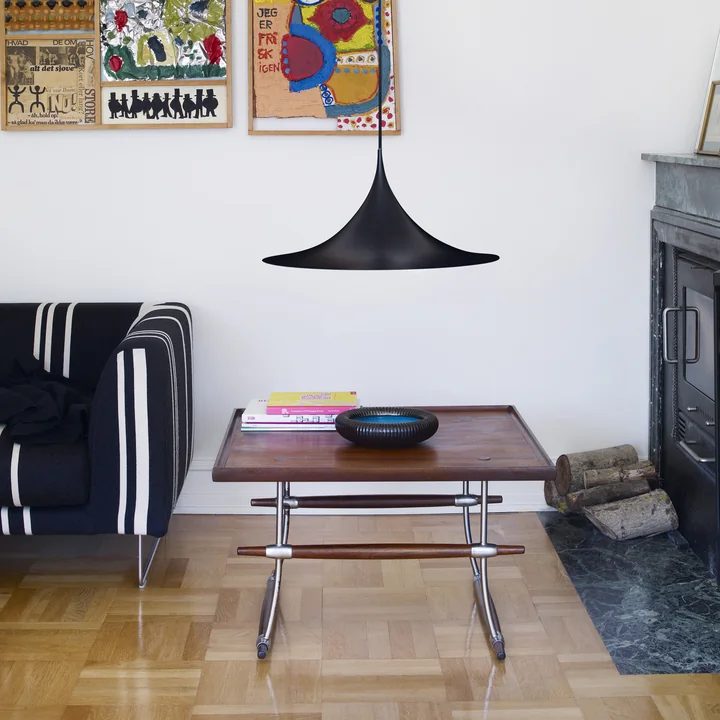 Semi Suspension de Gubi au-dessus de la table basse du salon