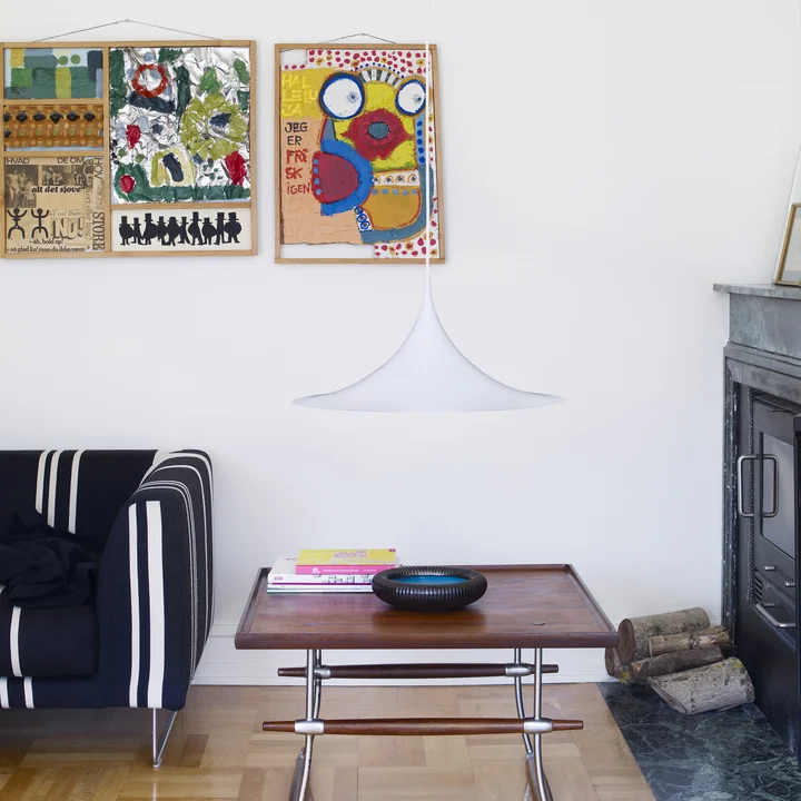 Semi Lampe suspendue de Gubi au-dessus de la table basse