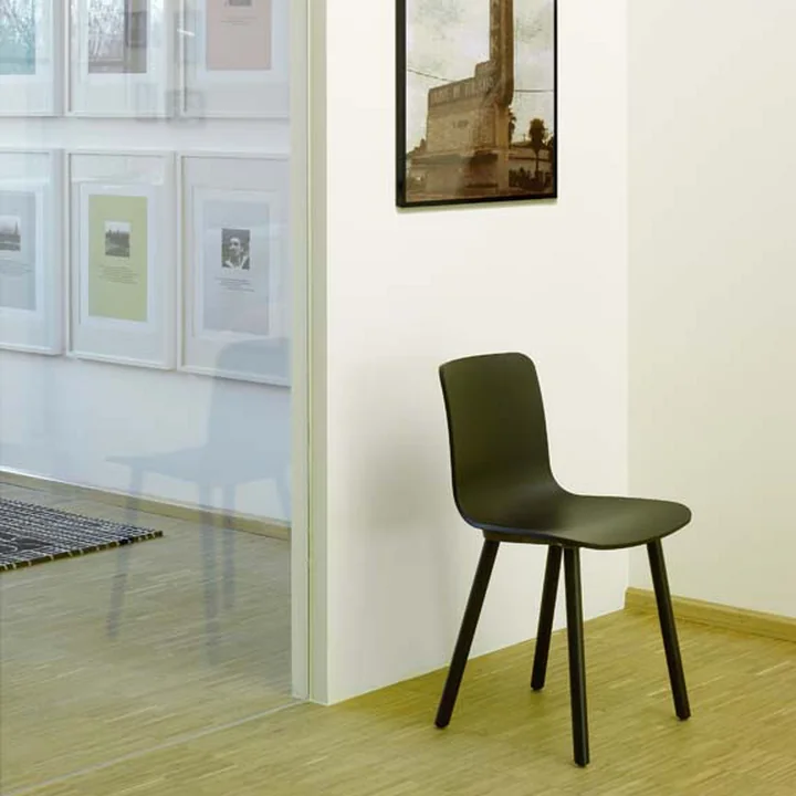 Hal Wood Chaise de Vitra en chêne foncé et avec coque noire