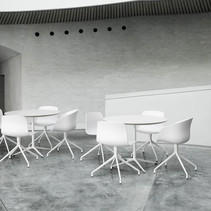 About A Chair AAC 20 avec About A Table AAT 20 Table de bistrot