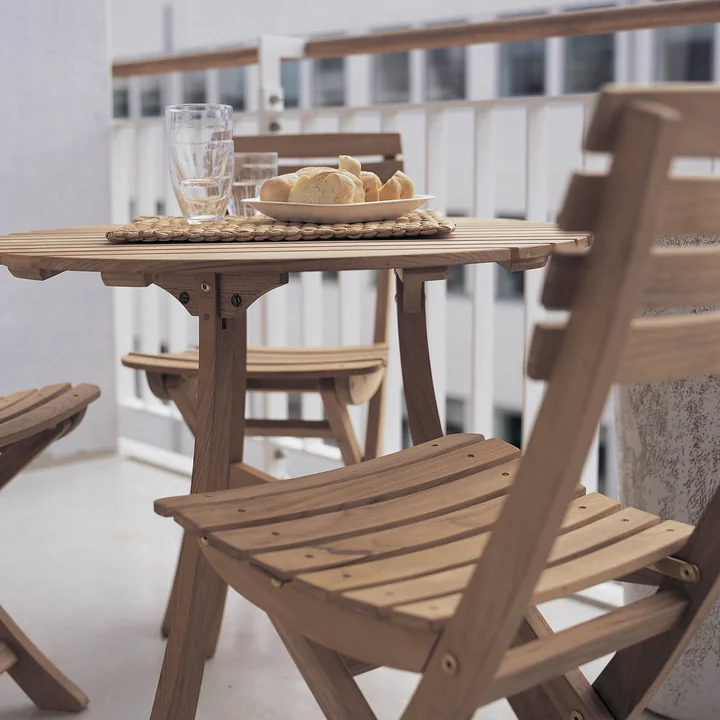 Petit déjeuner sur le balcon avec la Vendia Table et chaises de Skagerak