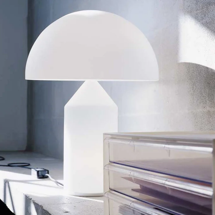 Atollo Lampe de table sur le sideboard