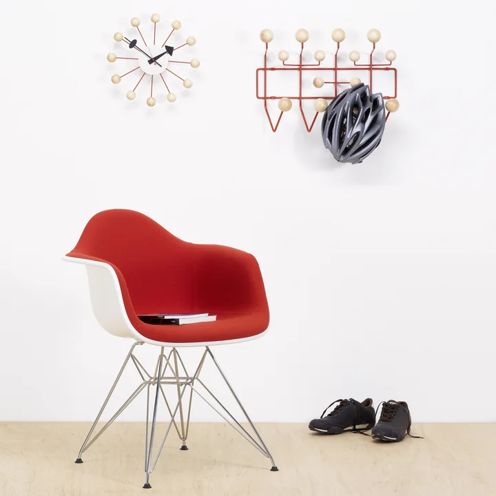 Eames Plastic Armchair DAR, Ball Clock et Hang it all Portemanteau de Vitra