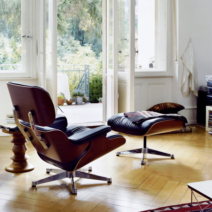 Vitra Lounge Chair & Ottoman en finition cerisier