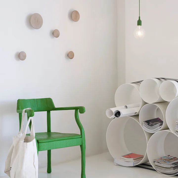 Une ambiance au style sûr avec Muuto The Dots et le système d'étagères OTO 100