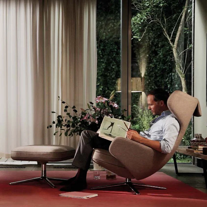 Vitra Grand Repos Fauteuil de lecture avec Ottoman et revêtement en cuir
