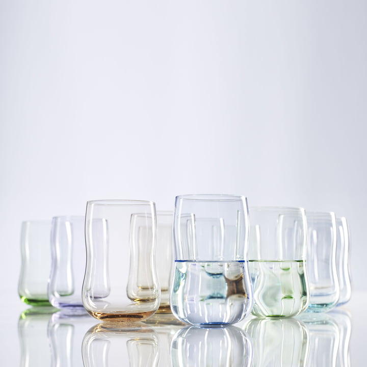 Verres à boire élégants dans différentes variations