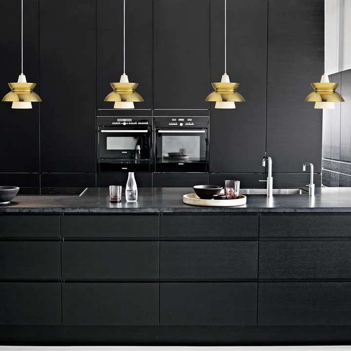 DooWop lampe pendante de Louis Poulsen en laiton dans la cuisine