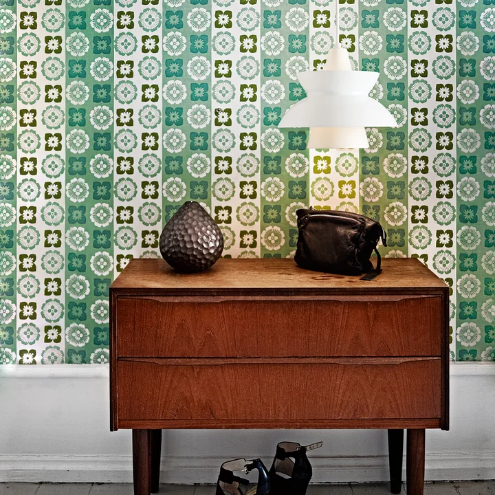 Lampe à suspension DooWop de Louis Poulsen en blanc au-dessus du buffet dans le hall