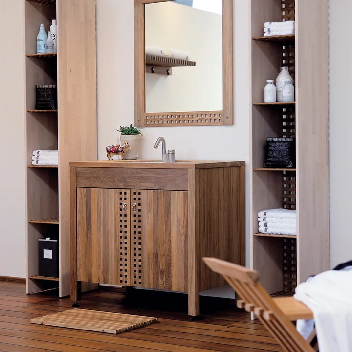 Le tapis de salle de bain de Skagerak devant le lavabo