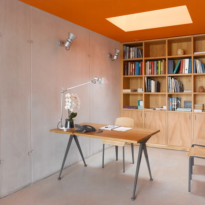 Compas Direction Table de Vitra dans la version chêne naturel/noir