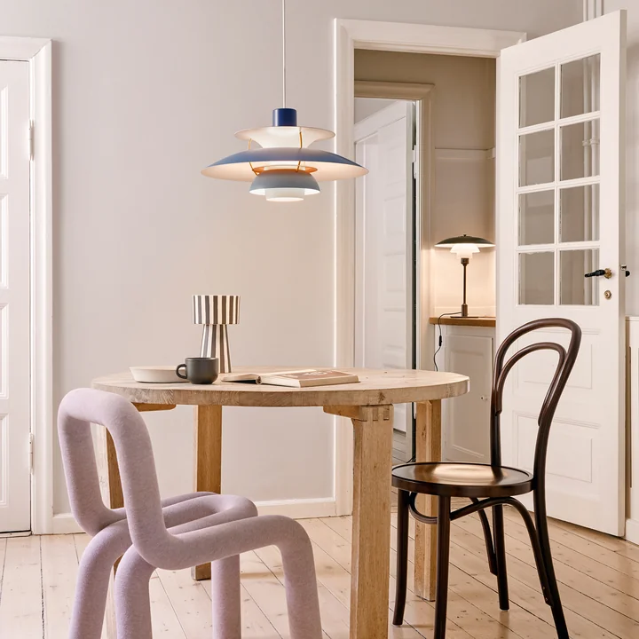 Le Louis Poulsen - PH 5 Lampe suspendue au-dessus de la table à manger