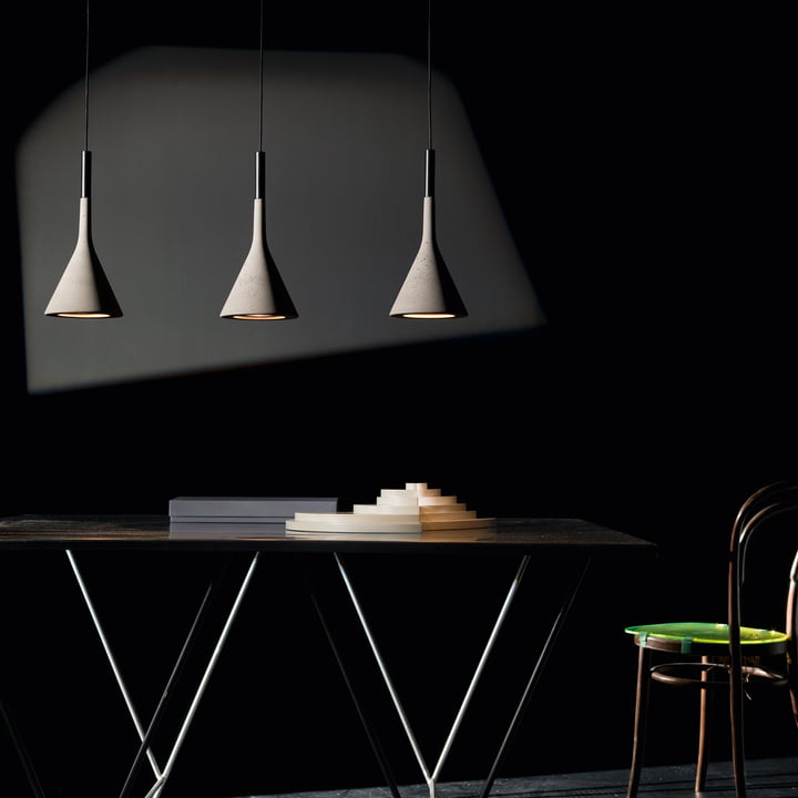 Foscarini - Aplomb Trio de lampes suspendues gris, au-dessus de la table