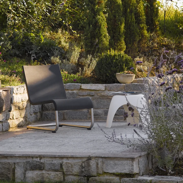 Le fauteuil Vitra - .06 et le tabouret Elephant, lavande dans le jardin