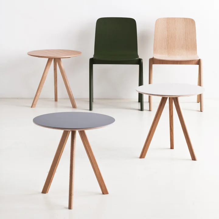 La table d'appoint Copenhague CPH20 de HAY dans ses différentes versions avec chaises